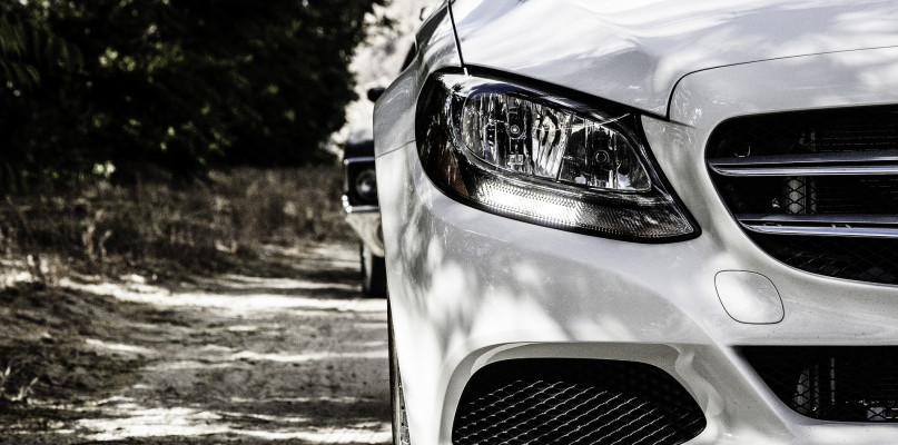 https://pixabay.com/pl/photos/mercedes-benz-samoch%C3%B3d-bia%C5%82y-841465/