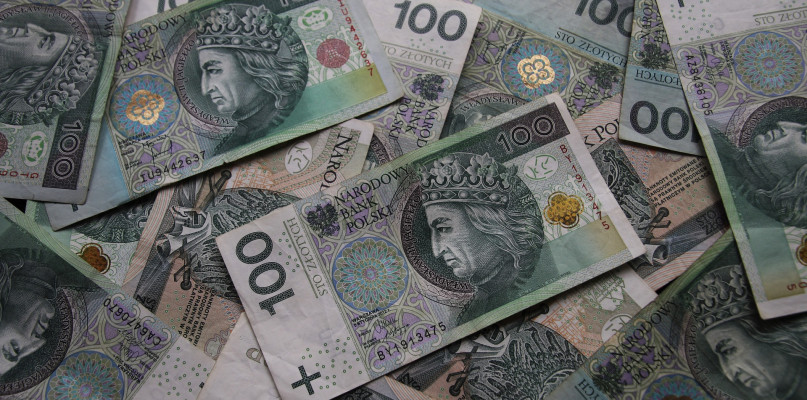banknotes-g42355dc9e_1920