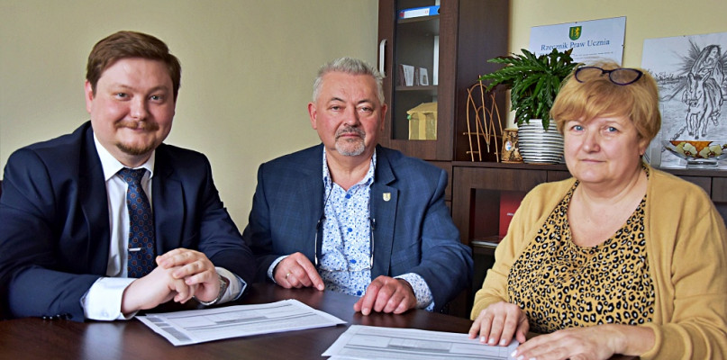 Od lewej Daniel Kowalik starosta, Grzegorz Chojnacki dyrektor SOSW nr 1 i Elżbieta Jałowska nauczycielka