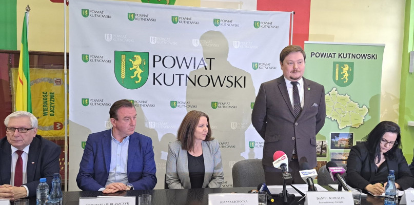 od lewej poseł  Tadeusz Woźniak, senator Przemysław Błaszczyk, posłanka Joanna Lichocka, starosta kutnowski Daniel KOwalik i wicestarosta Magdalena Krupińska Kotulska