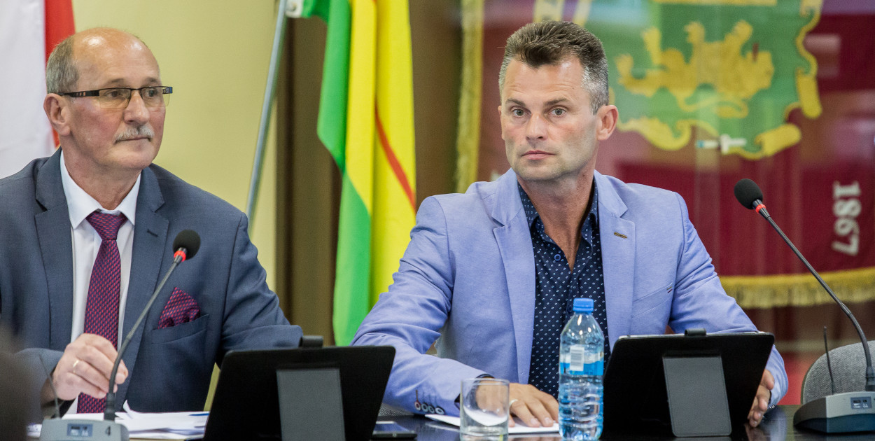 od lewej Marek Ciąpała Przewodniczący Rady Powiatu i Tomasz Marciniak Wiceprzewodniczący fot. Cezary Kucharczyk