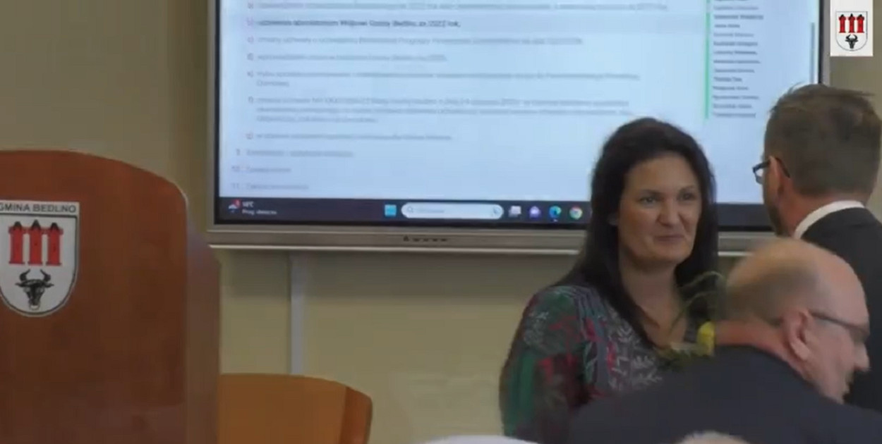 Anna Ratajczyk przewodnicząca rady gratuluje wójtowi absolutorium