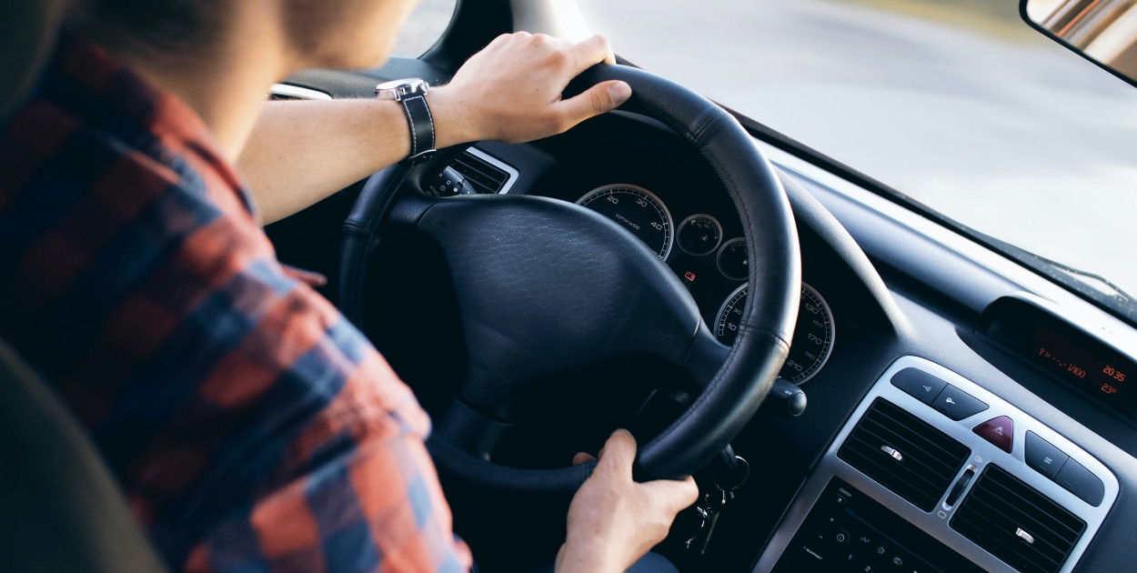 Zdjęcie dodane przez JESHOOTS.com: https://www.pexels.com/pl-pl/zdjecie/mezczyzna-w-pojezdzie-13861/