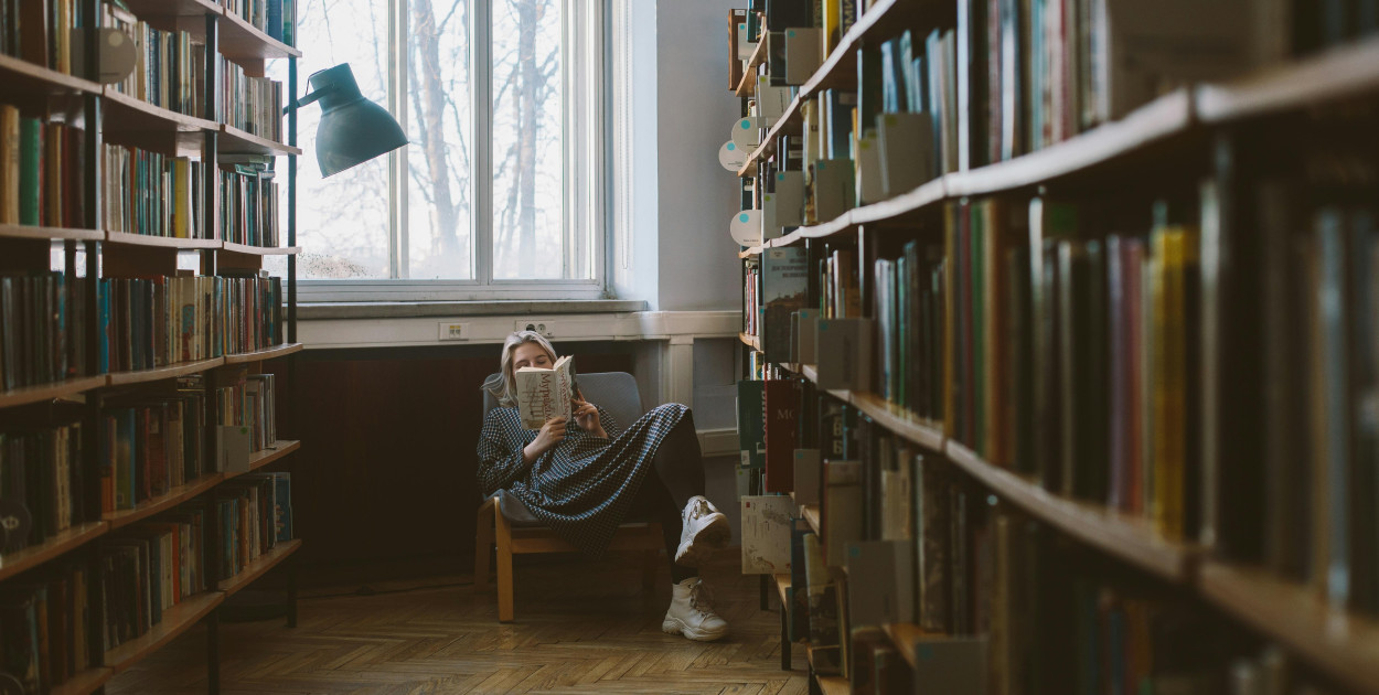 Zdjęcie dodane przez Polina Zimmerman: https://www.pexels.com/pl-pl/zdjecie/zdjecie-kobiety-czytajacej-ksiazke-3747468/