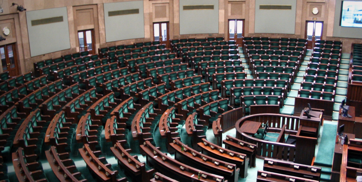 Sala posiedzeń w Sejmie RP. Fot. Mateusz Kudła Wikimedia Commons