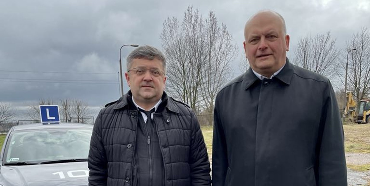 Od lewej: Piotr Romek, dyrektor WORD w Łodzi i Rafał Jóźwiak, dyrektor Departamentu Infrastruktury Urzędu Marszałkowskiego Województwa Łódzkiego.