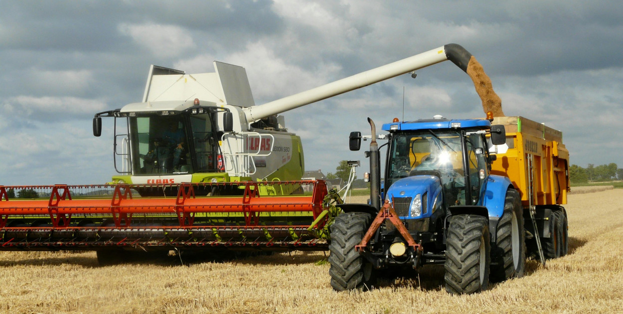 Zdjęcie dodane przez Pixabay: https://www.pexels.com/pl-pl/zdjecie/niebieski-traktor-obok-bialego-pojazdu-rolniczego-w-ciagu-dnia-163752/