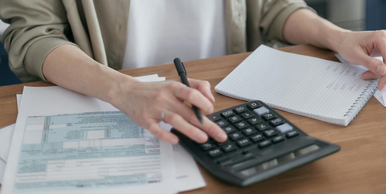 https://www.pexels.com/pl-pl/zdjecie/kobieta-notatnik-notes-obliczanie-6962992/