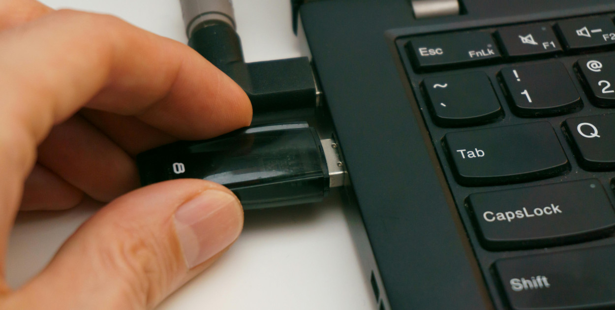 Zdjęcie dodane przez Aleksander Dumała: https://www.pexels.com/pl-pl/zdjecie/laptop-usb-technologia-palce-20123832/