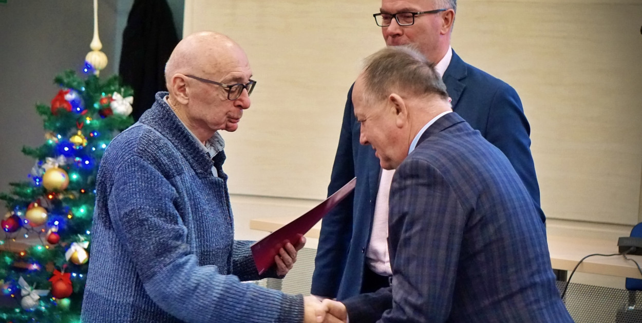 Bogdan Krawczyn architekt odbiera powołanie do komitetu od prezydenta Mariusza Sikory i zastępcy Jacka Boczkai