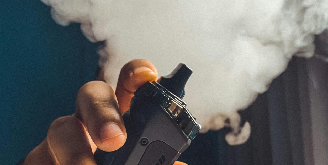 Zdjęcie dodane przez Renz Macorol: https://www.pexels.com/pl-pl/zdjecie/osoba-trzymajaca-czarny-vape-3545426/