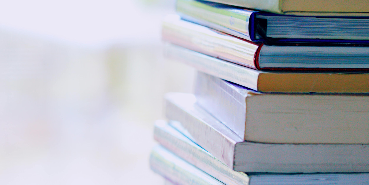 Zdjęcie dodane przez Alexander Grey: https://www.pexels.com/pl-pl/zdjecie/selective-focus-zdjecie-stosu-ksiazek-o-roznych-tytulach-1148399/