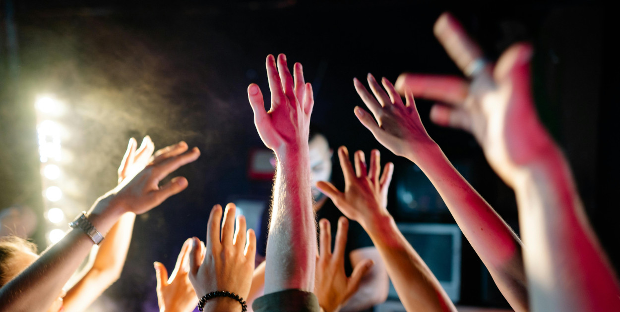 Zdjęcie dodane przez Yan Krukau: https://www.pexels.com/pl-pl/zdjecie/ludzie-przyjecie-taniec-dyskoteka-9005485/