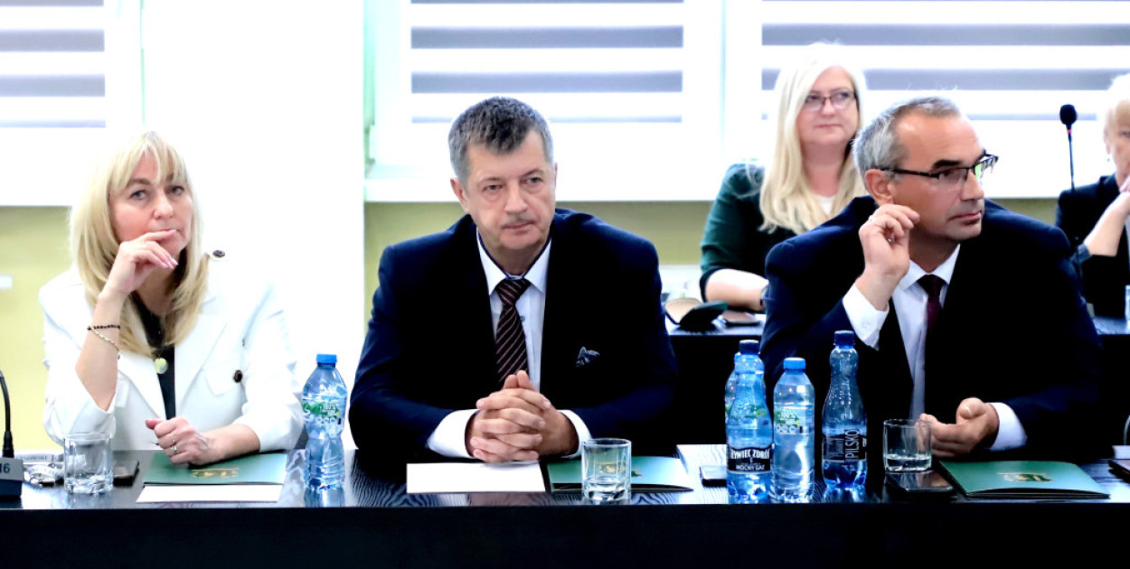 Zdjęcie ilustracyjne  Od lewej radni Jolanta Pietrusiak, Marek Drabik i Tomasz Walczewski fot. Piotr Szatkowski
