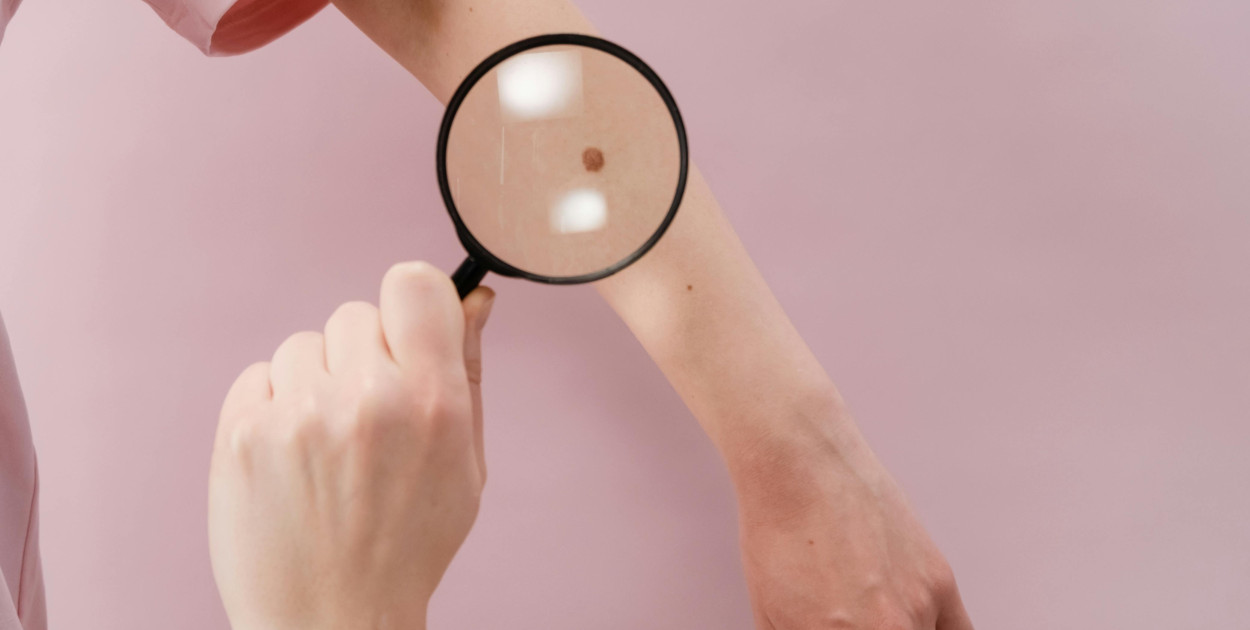 Zdjęcie dodane przez cottonbro studio: https://www.pexels.com/pl-pl/zdjecie/ramie-rece-kobieta-reka-5701545/