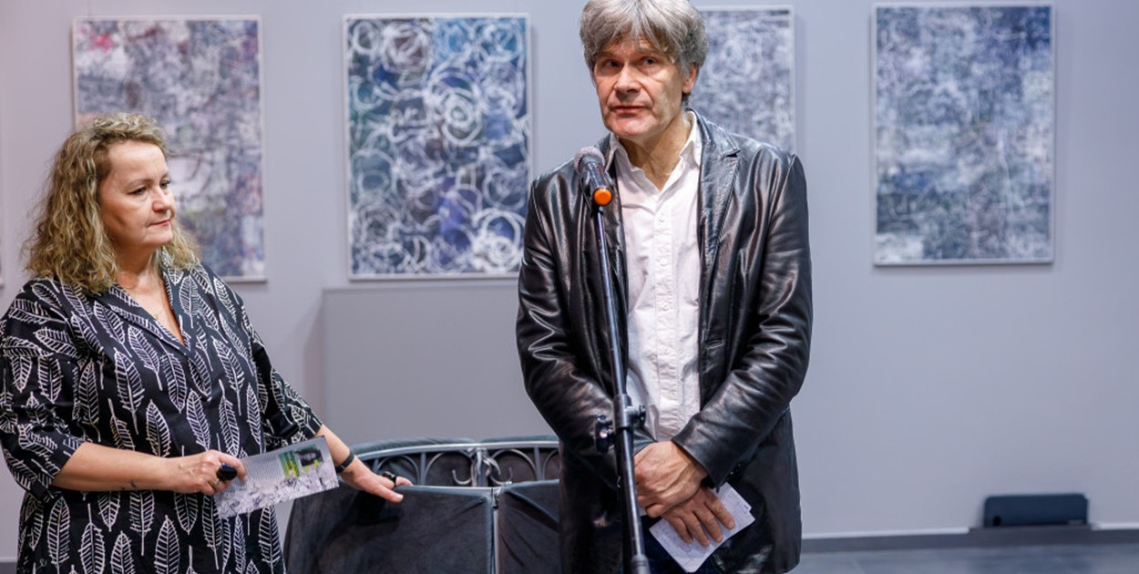 Bogumił Gardoliński wraz z Agnieszką Dąbrowską -Walczak podczas wernisażu ostatniej wystawy w KDK fot. KDK Jurczak Foto