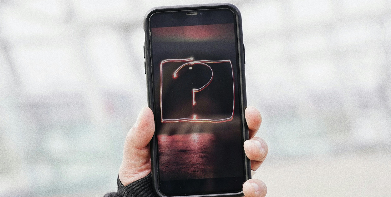 Zdjęcie dodane przez Olena Bohovyk: https://www.pexels.com/pl-pl/zdjecie/osoba-trzymajaca-czarny-iphone-3883857/