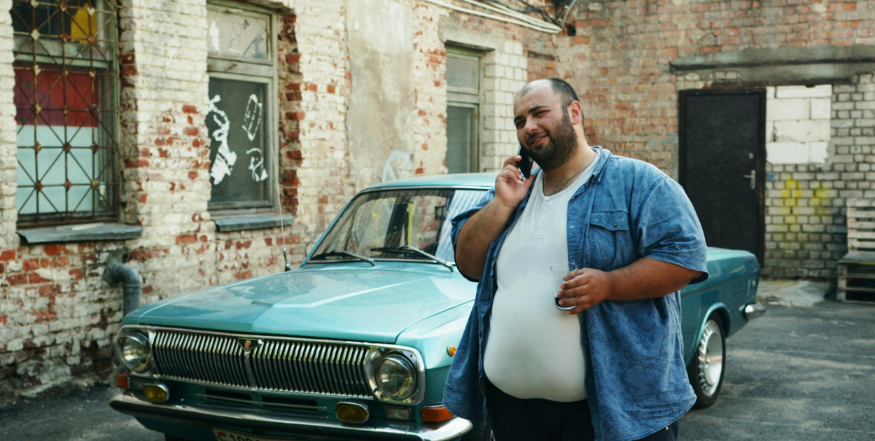 Zdjęcie dodane przez Artem Podrez: https://www.pexels.com/pl-pl/zdjecie/mezczyzna-osoba-smartfon-drink-4728888/