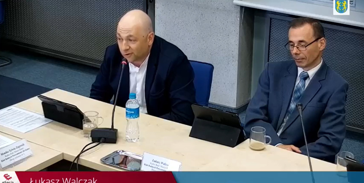 Radny Łukasz Walczak - - Już w trzech dziedzinach pan Kołodziejski zabierał głos, to ja już zwariowałem, ponieważ to są dla mnie przygotowane elaboranty.