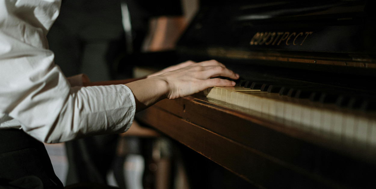 Zdjęcie dodane przez cottonbro studio: https://www.pexels.com/pl-pl/zdjecie/rece-siedzenie-muzyka-fortepian-4038322/