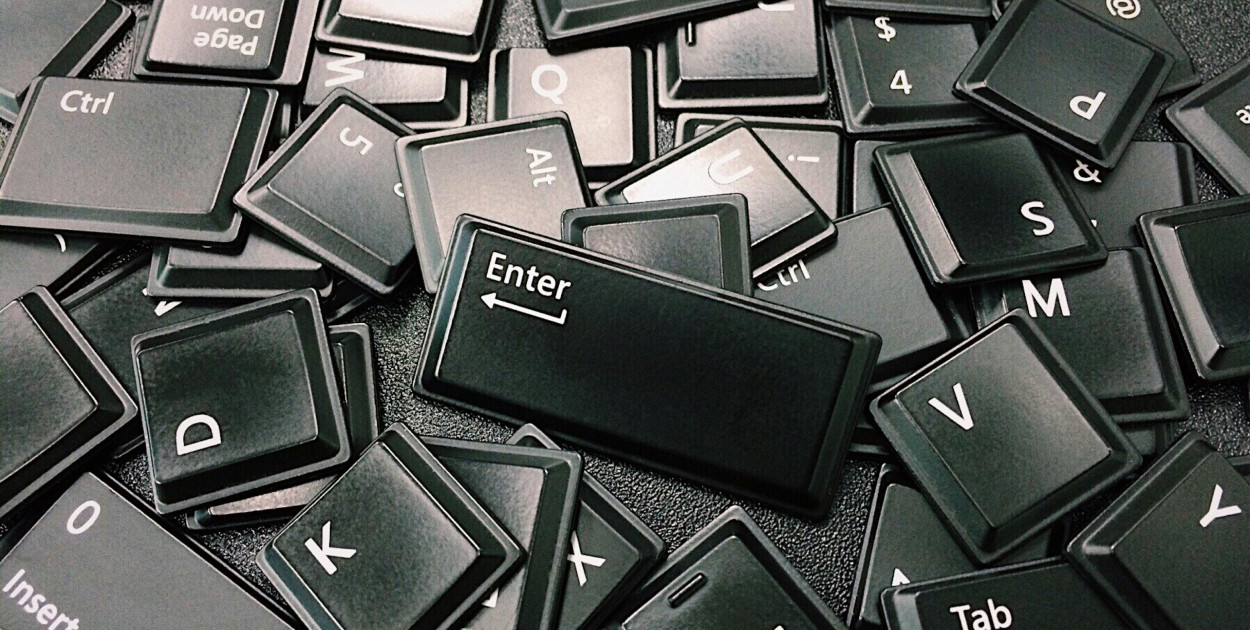 Zdjęcie dodane przez Pixabay: https://www.pexels.com/pl-pl/zdjecie/klawisze-klawiatury-lot-373072/