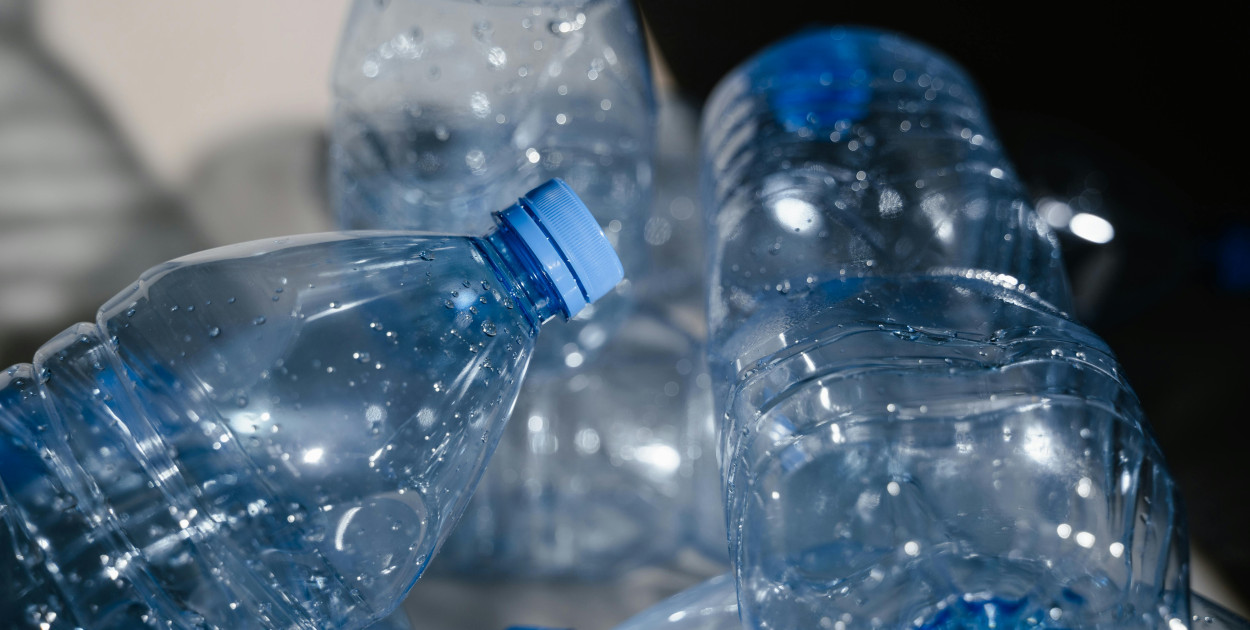 Zdjęcie dodane przez MART  PRODUCTION: https://www.pexels.com/pl-pl/zdjecie/zanieczyszczenie-plastik-recykling-do-recyklingu-7767813/