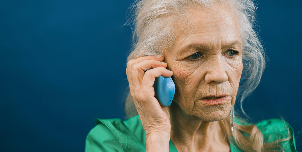 Zdjęcie dodane przez SHVETS production: https://www.pexels.com/pl-pl/zdjecie/osoba-kobieta-telefon-komorkowy-komunikacja-7544758/