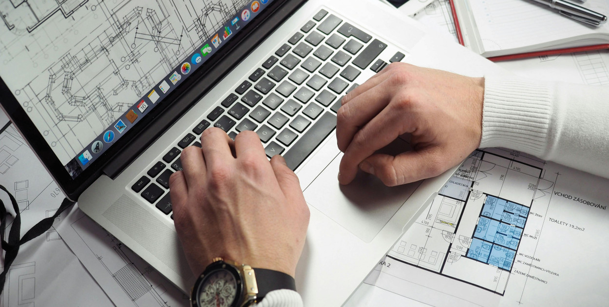 Zdjęcie dodane przez energepic.com: https://www.pexels.com/pl-pl/zdjecie/czlowiek-za-pomoca-wlaczonego-macbooka-pro-na-bialej-drukarce-110469/