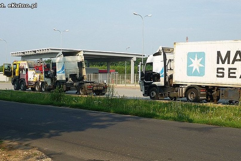 TIR skosił hydrant na ul. Wschodniej. Hoop nie ma wody