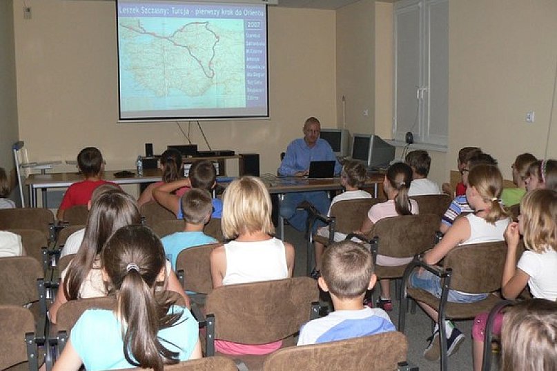 Wakacje w mieście: Poznają dalekie kraje