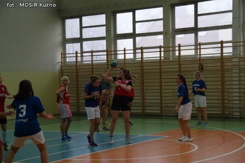 Dziewczęta  "Staszica" najlepsze  w szczypiorniaku