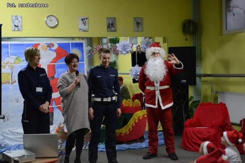 Zastępca prezydenta i policjantki w Mikołajki w kutnowskim przedszkolu