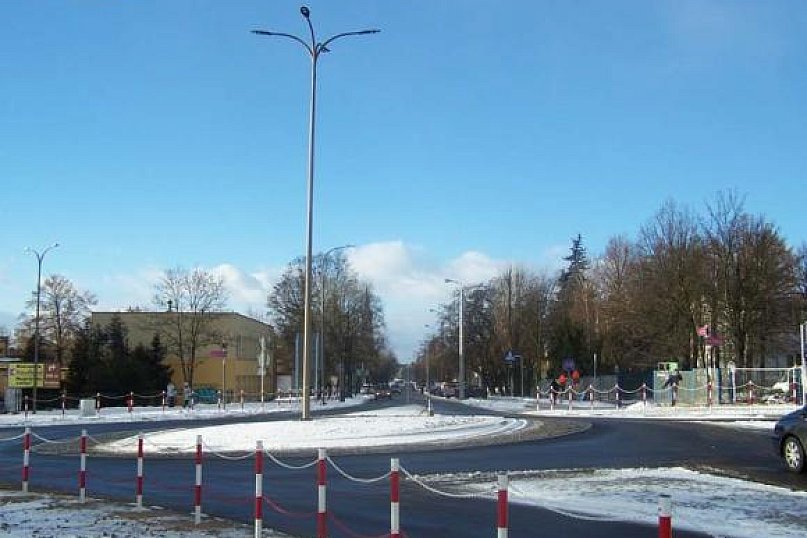 Nowe rondo i parkingi na Wojska Polskiego jeszcze nieodebrane przez inwestora