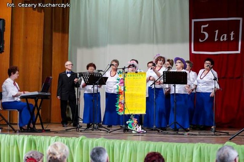 Piąty roczek Festiwalu Piosenki Biesiadnej w Bedlnie. Na sali na ludowo tańczą wszyscy wkoło