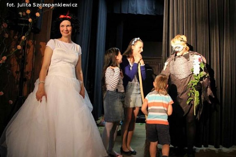 Wyjątkowy spektakl pt. Królewna Śnieżka na Dzień Dziecka w Krośniewicach