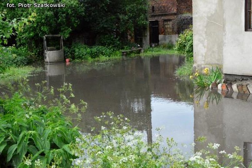 Czytelnicy pytają: Woda spływa z dróg na posesje. Czy miasto jest ubezpieczone?