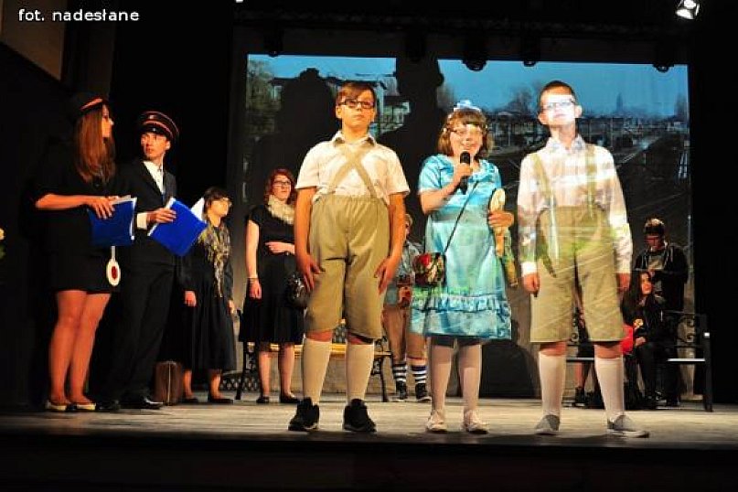 To miejsce, ten czas... Spektakl uczniów &quot;Grabskiego&quot; i SOSW nr 2