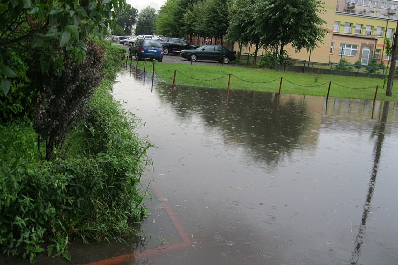 Przed blokiem na Al. ZHP