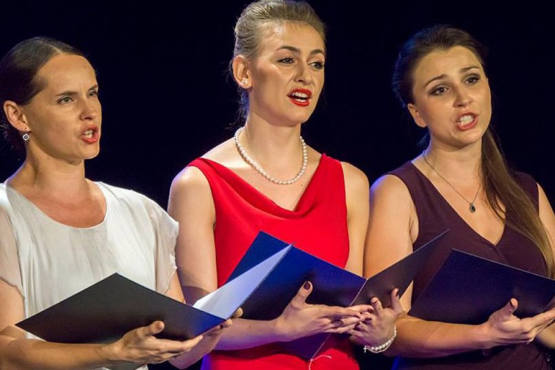 Koncert z różą w tle