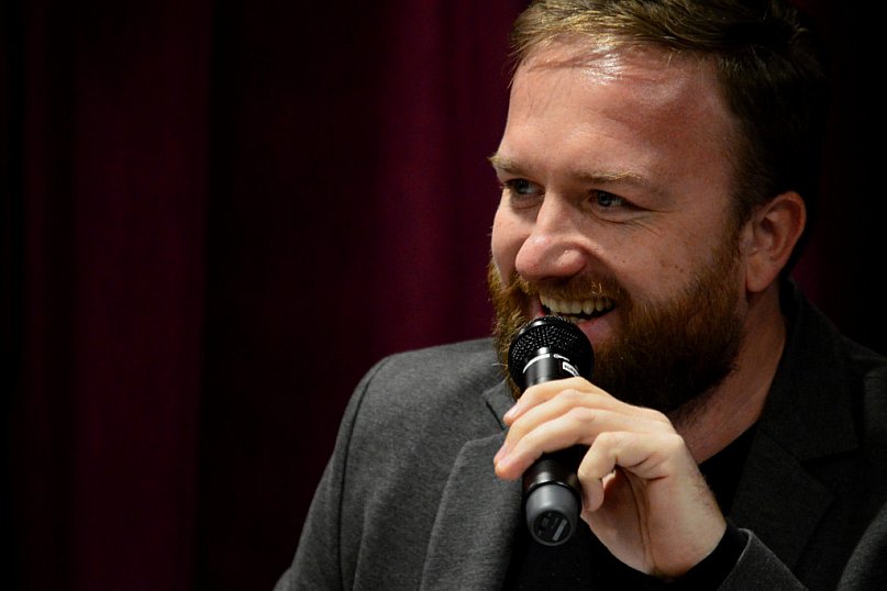 Znani czytają poezję w bibliotece