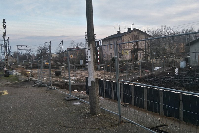 Jest przejście przez tory