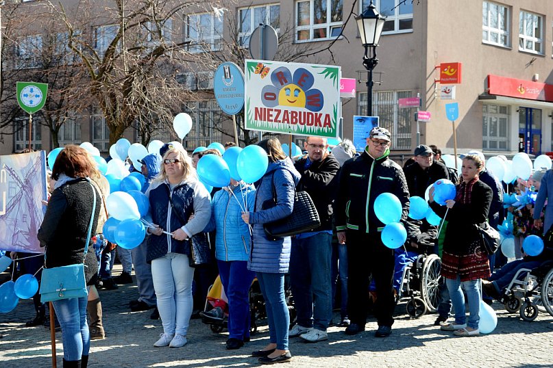 BĄDŹ  Z  NAMI  NA  NIEBIESKO