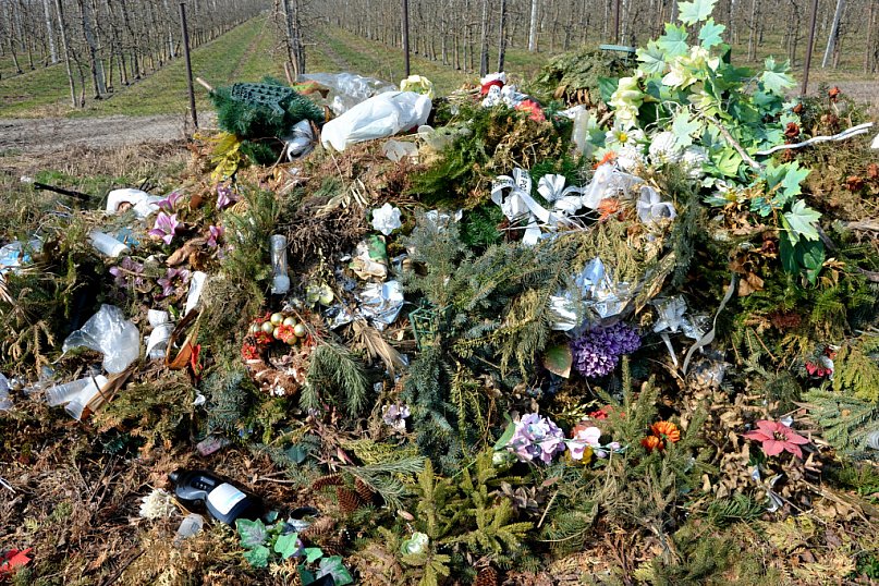 Dziki śmietnik zniknie z cmentarza?