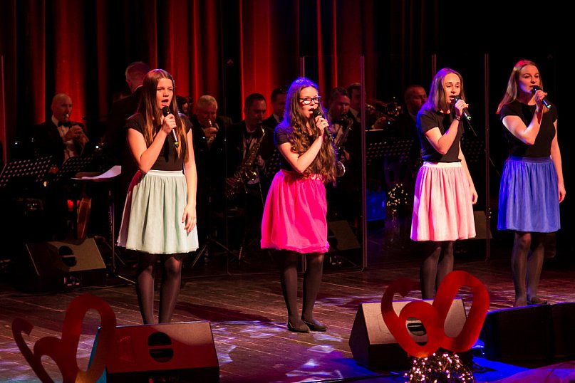 Do grającej szafy grosik wrzuć