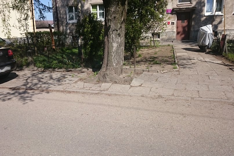 Brud przy budynkach ZNM