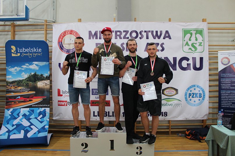 Medale dla kickbokserów