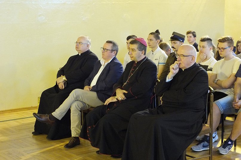 Biskup w ZS nr 4 w Kutnie