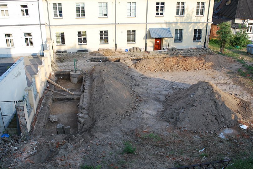 Badania archeologiczne na dziedzińcu