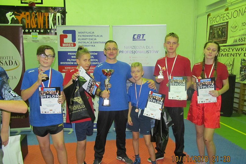 Medale dla młodych kickbokserów