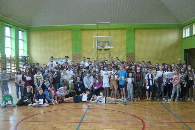 Koszykarze Polfarmex&#039;u w Szkole Podstawowej w Strzelcach